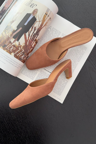 Shoes Camoscio Brown j70